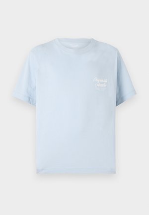 Helles blaues T-Shirt aus Baumwolle, mit Rundhalsausschnitt, kurzen Ärmeln und einem kleinen weißen Logo auf der Brust, mit einer glatten Textur.