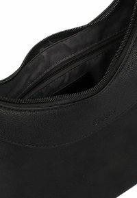 Borsa nera in materiale sintetico con finitura texturizzata, dotata di più scomparti interni con cerniere e un design morbido e curvo.