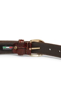 Cintura in pelle marrone con texture a coccodrillo, fibbia in metallo color oro e cuciture scure; presenta un'etichetta con la dicitura "Made in Italy".