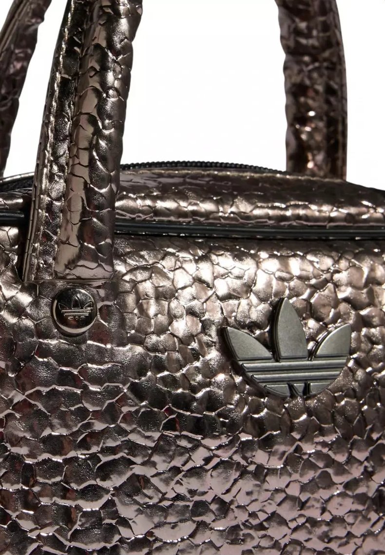 Borsa metallica testurizzata con doppi manici, chiusura con cerniera e logo Adidas trefoil nero sul davanti.