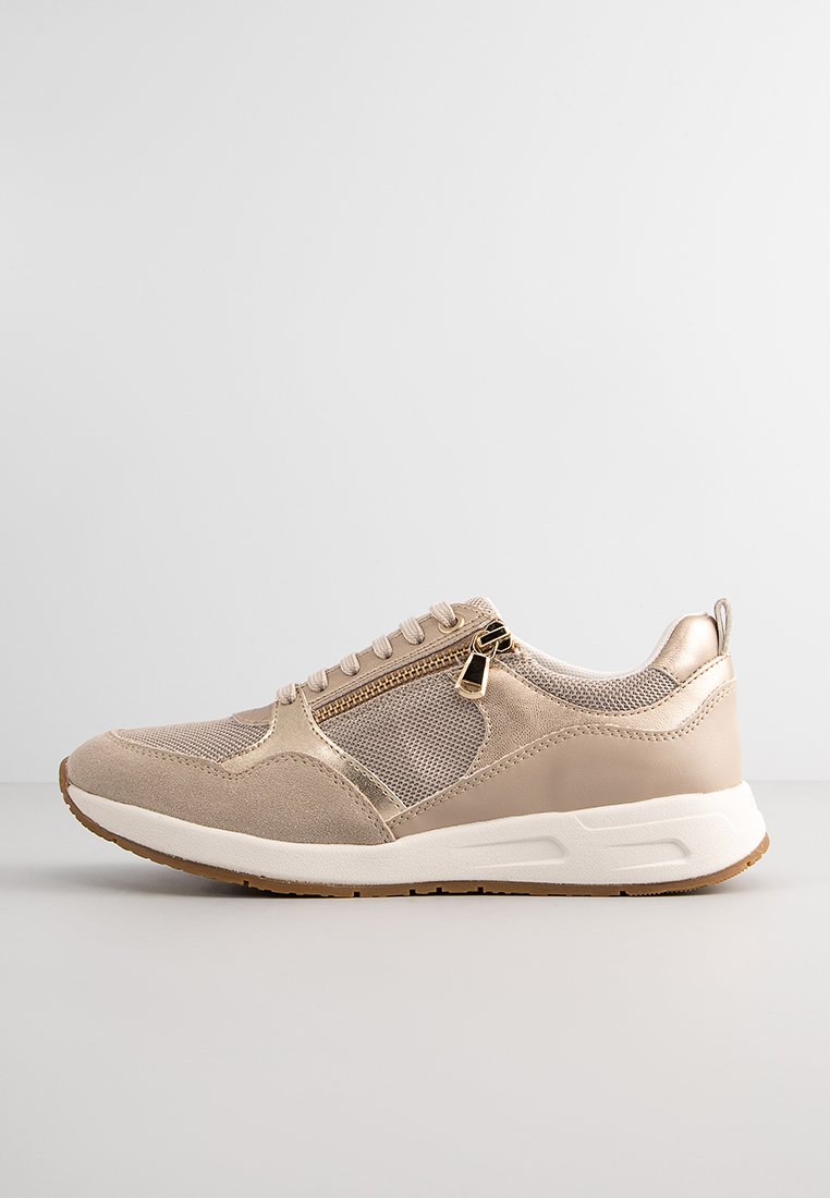 Scarpe sportive beige con pannelli in rete, dettagli in pelle liscia, una cerniera laterale e una suola bianca ammortizzata.