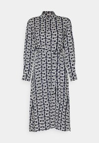 Robe midi bleu marine à manches longues avec motif chaîne abstrait blanc, fermeture boutonnée devant, col et ceinture en tissu assorti à la taille.