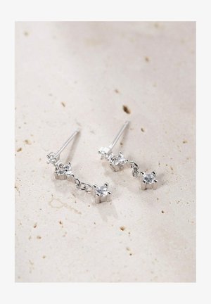 Zilveren oorbellen met drie geometrische schakels, elk voorzien van een heldere steen. Glad oppervlak, gepolijste afwerking en een veilige post-back sluiting.