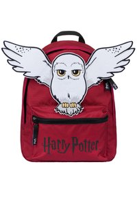 Zaino in tessuto rosso con un grande gufo bianco con ali sul fronte, e il logo "Harry Potter" in nero nella parte inferiore. Tasca con cerniera.