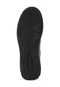 Crna gumena potplat cipela s teksturiranim uzorcima, uključujući utore i izbočine za bolji grip; ima logotip utisnut sa strane.