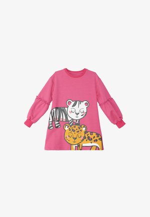 Roze langemouwen jurk met ruches aan de mouwen. Voorzien van een grafisch ontwerp van een zebra en een luipaard op de voorkant in zwart, wit, oranje en bruin. Gemaakt van katoen.
