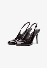 Μπορντό δερμάτινες γόβες slingback με έντονο τελείωμα, σφήνα στιλέτο και ρυθμιζόμενη λουρίδα. Λείο, γυαλιστερό φινίρισμα.