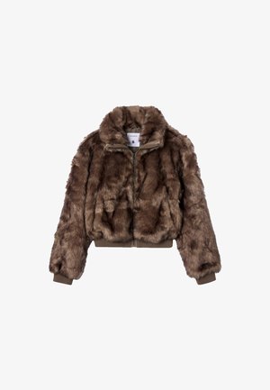 Brązowa kurtka z sztucznego futra o skróconym kroju, z zamkiem błyskawicznym, wysokim kołnierzem oraz ściągaczami przy rękawach i u dołu. Miękka faktura i puszysty wygląd.
