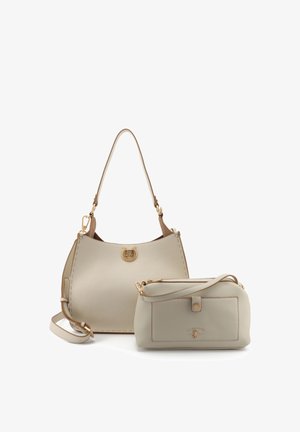 Dos bolsos de cuero beige con herrajes dorados, uno más grande con asa superior y otro más pequeño con una correa de hombro desmontable, ambos sobre un fondo blanco.