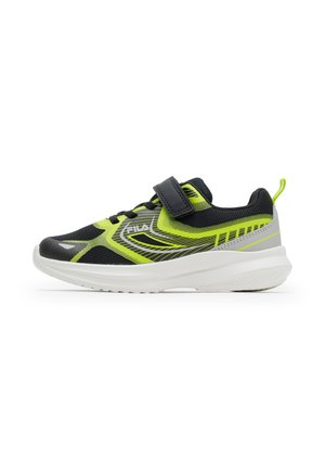 Schwarzer und neongrüner Kindersneaker mit weißer Sohle, verstellbarem schwarzem Riemen und Zuglasche an der Ferse.