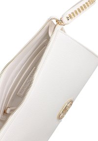 Portefeuille en cuir blanc avec une finition texturée, fermeture éclair dorée et une sangle détachable. L'intérieur dispose de fentes pour cartes et d'une poche zippée.