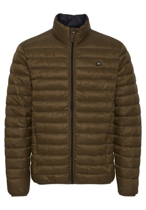 Temno olivno zelena puffer jakna z visokim ovratnikom, vodoravnim šivi, sprednjim zadrgo in majhnim logotipom na prsih.