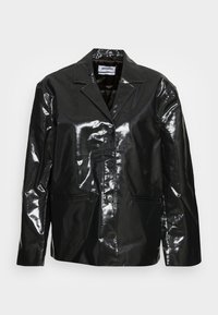 Blazer de imitação de couro preto e brilhante, com colarinho recortado, fecho de botão e dois bolsos frontais. Textura suave e design ajustado.