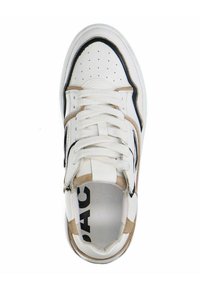 Witte sneaker met een bovenwerk van textuurleer, geperforeerde neus en bruine accenten. Heeft zwarte details en platte witte veters.