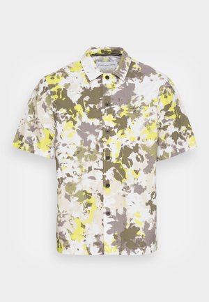 Koszula na guziki z krótkim rękawem w abstrakcyjny żółty, oliwkowozielony i biały wzór kamuflażu, z logo "Calvin Klein Jeans" na piersi.
