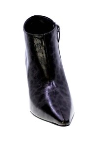 Stivaletto alla caviglia in pelle nera lucida con punta appuntita e cerniera laterale, visto frontalmente su sfondo bianco.