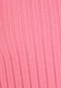 Tejido de ribete rosa con rayas verticales, que presenta una textura suave y una apariencia ligera. Adecuado para ropa informal o para superponer.
