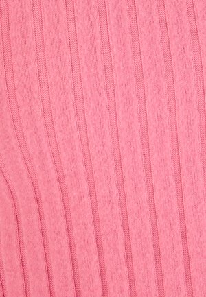 Tissu rose à rayures verticales, présentant une texture douce et une apparence légère. Idéal pour une tenue décontractée ou le superposition.