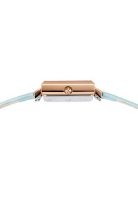 Montre rectangulaire avec un boîtier en or rose, un cadran blanc et un bracelet en cuir bleu clair ; dotée d'une couronne et de finitions polies.