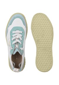 Biało-miętowy sneaker wykonany ze skóry i siateczki, z okrągłym noskiem, teksturowaną podeszwą oraz ozdobnymi akcentami po bokach.