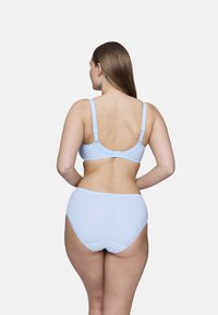 Jasnoniebieski zestaw biustonosza i majtek z gładkiego materiału. Biustonosz posiada regulowane ramiączka oraz zapięcie na haczyk. Prosty, bezszwowy design.