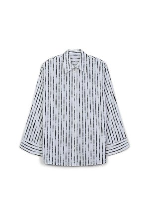 Weißes Hemd mit schwarzen vertikalen Streifen, ausgestattet mit einem spitzen Kragen, langen Ärmeln und Knopfverschluss; glattes Material mit leichtem Glanz.