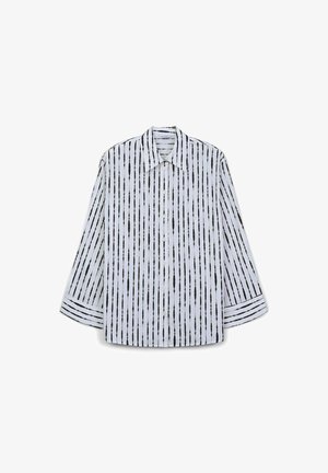 Weißes Hemd mit schwarzen vertikalen Streifen, ausgestattet mit einem spitzen Kragen, langen Ärmeln und Knopfverschluss; glattes Material mit leichtem Glanz.