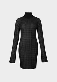 Μαύρο πλεκτό φόρεμα με μακριά μανίκια, ψηλό γιακά και υφή καπιτονέ. Διαθέτει λοξές άκρες και εφαρμοστή γραμμή.