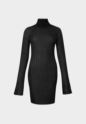 Fekete kötött ruha hosszú ujjakkal, garbónyakú, és texturált rácsmintával. Csipkés szélekkel és testhez simuló fazonnal rendelkezik.