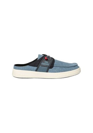 Chaussure décontractée slip-on en tissu bleu avec accents noirs, semelle blanche et logo TBS sur le côté près des lacets.