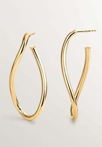 Pendientes de aro en tono dorado con un acabado suave y brillante. Diseño trenzado único, que presenta formas alargadas y redondeadas sin cierres visibles.