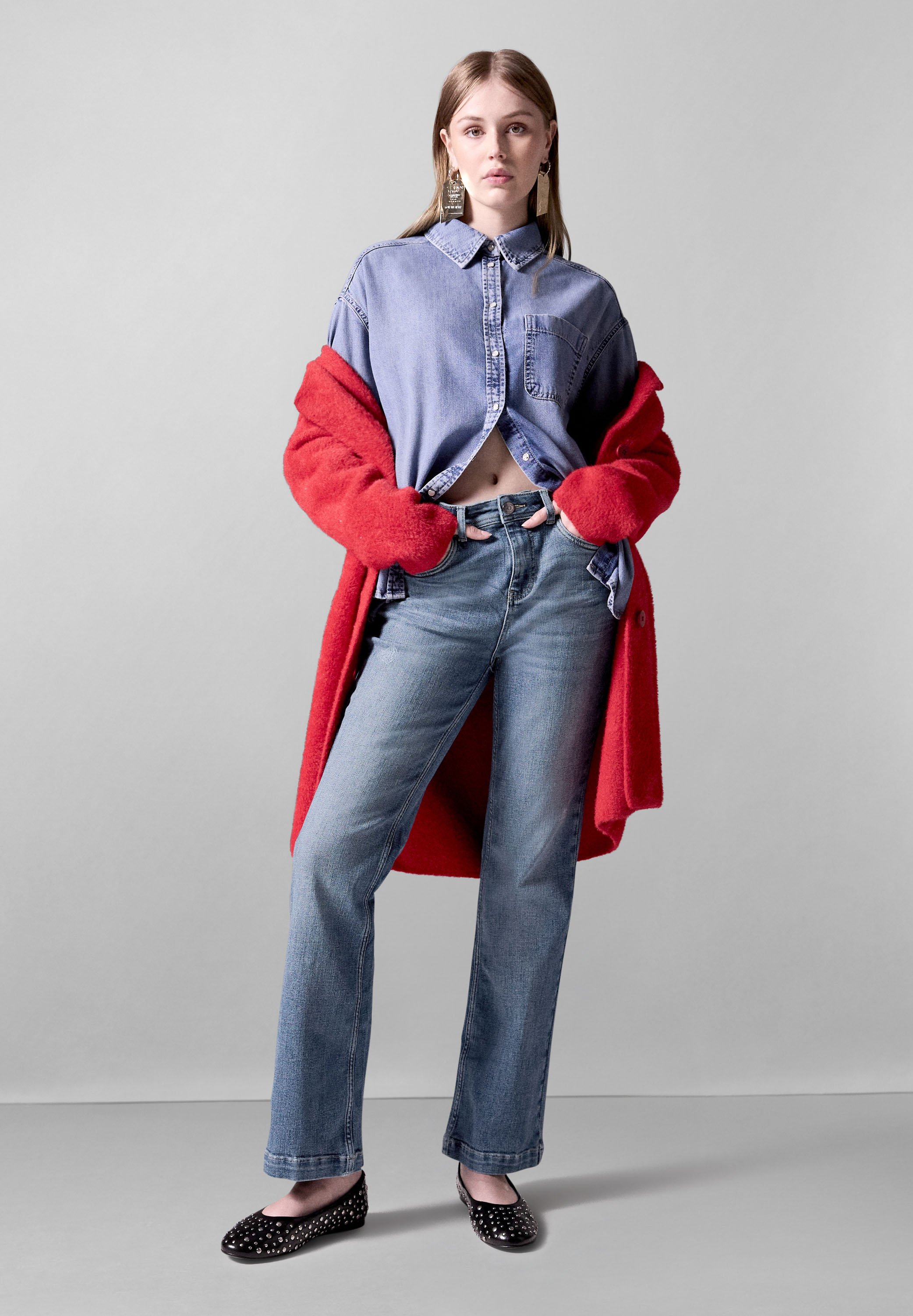 THEREDTHREAD S V-shape denim 1 ブルー　Blue Jeansy męskie tapered z efektem sprania kolor niebieski