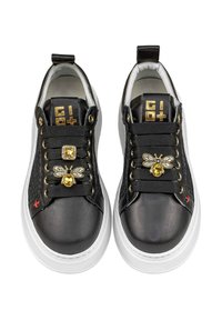 Sneaker nere con punta in pelle liscia, lati in mesh, dettagli dorati, ape decorativa e gemma sui lacci, suole bianche e linguetta sul tallone.