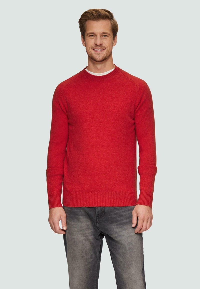 Rode pullover trui van een zachte brei, met een ronde halslijn en geribbelde manchetten en zoom. Gekocht met grijze jeans, gladde textuur.