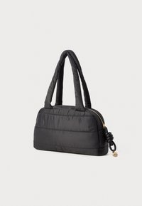 Bolsa de ombro preta, acolchoada, com duas alças almofadadas, um fecho dourado e um detalhe decorativo em cordão preto. Textura suave e brilhante.