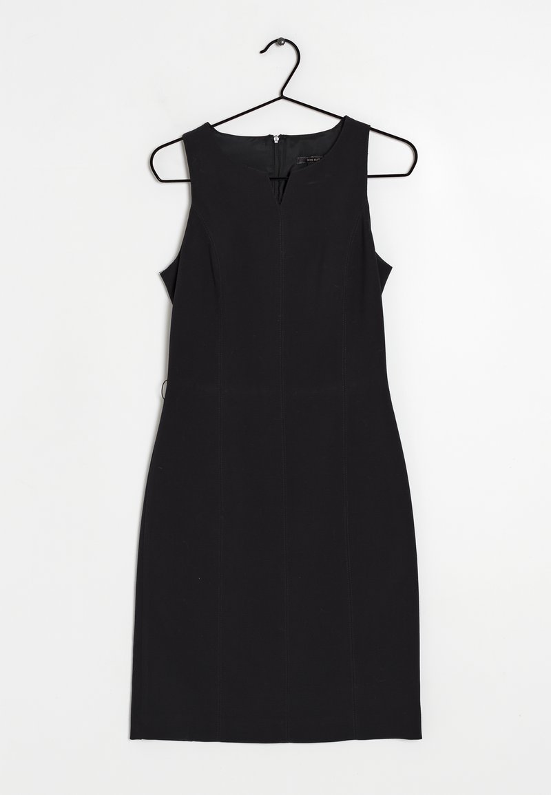 Robe noire sans manches, avec une forme ajustée, dotée d'une fermeture éclair à l'avant, de coutures verticales et d'une texture lisse. Accrochée à un crochet noir.