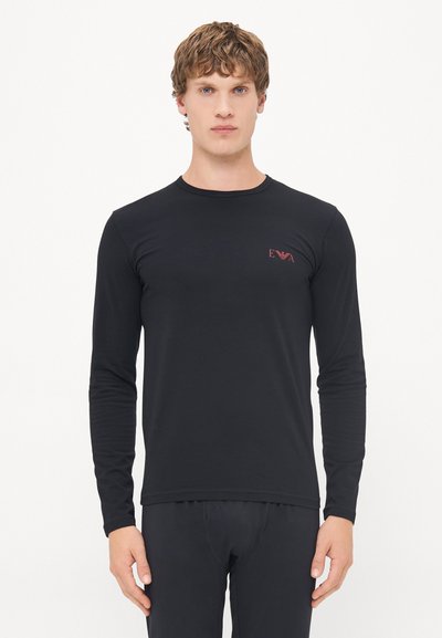 Svart langermet skjorte laget av glatt stoff, med en rød logo på brystet, enkel rund halslinje og tettsittende design.