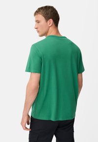 camel active MIT RUNDHALSAUSSCHNITT - T-shirts print - green
