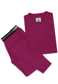 Fuchsia Trainingsset bestehend aus einem kurzärmeligen Oberteil und Leggings. Glatte Textur mit einem schwarzen Taillenbund, auf dem "Outdoor Sports" steht.