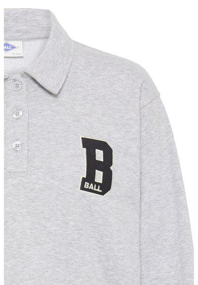 Sivi polo majica od jersey materijala s crnim izvezenim slovom "B" i logom "BALL" na lijevoj strani prsnog koša, uz tri gumba.
