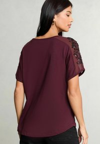 Lipsy REGULAR FIT EMBELLISHED SLEEVE - Marškinėliai su spaudiniu - red
