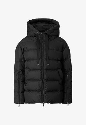 Fekete puffkabát kapucnival, steppelt kialakítással, állítható húzózsinórokkal és két cipzáros oldalzsebbel. Simaszerkezet.