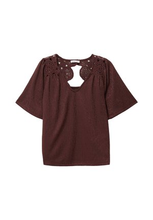 Blouse marron à manches courtes avec décolleté en V et détails en dentelle crochetée élaborée sur les épaules et la partie supérieure de la poitrine.