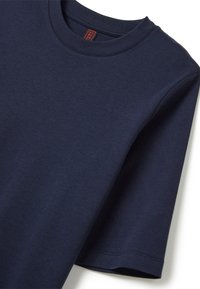 Navyblauwe crew neck t-shirt van zacht katoen, met korte mouwen en een geweven label bij de hals. Soepele textuur.