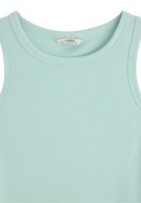 Lyseblå ærmeløs ribbet tanktop med en rund halsudskæring og et mærke med teksten "LINDEX" syet i nakken. Blød tekstur.