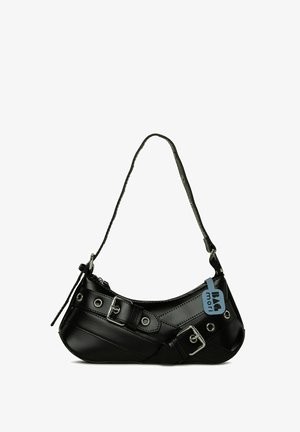 Sac à main synthétique noir avec une forme courbée, une bandoulière réglable et des boucles décoratives en métal. Présente une texture lisse et brillante.