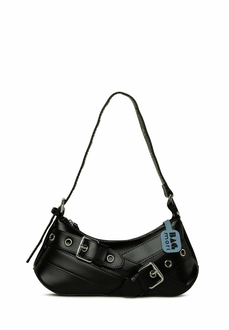 Borsa a tracolla sintetica nera con forma curva, tracolla regolabile e fibbie decorative in metallo. Presenta una texture liscia e lucida.