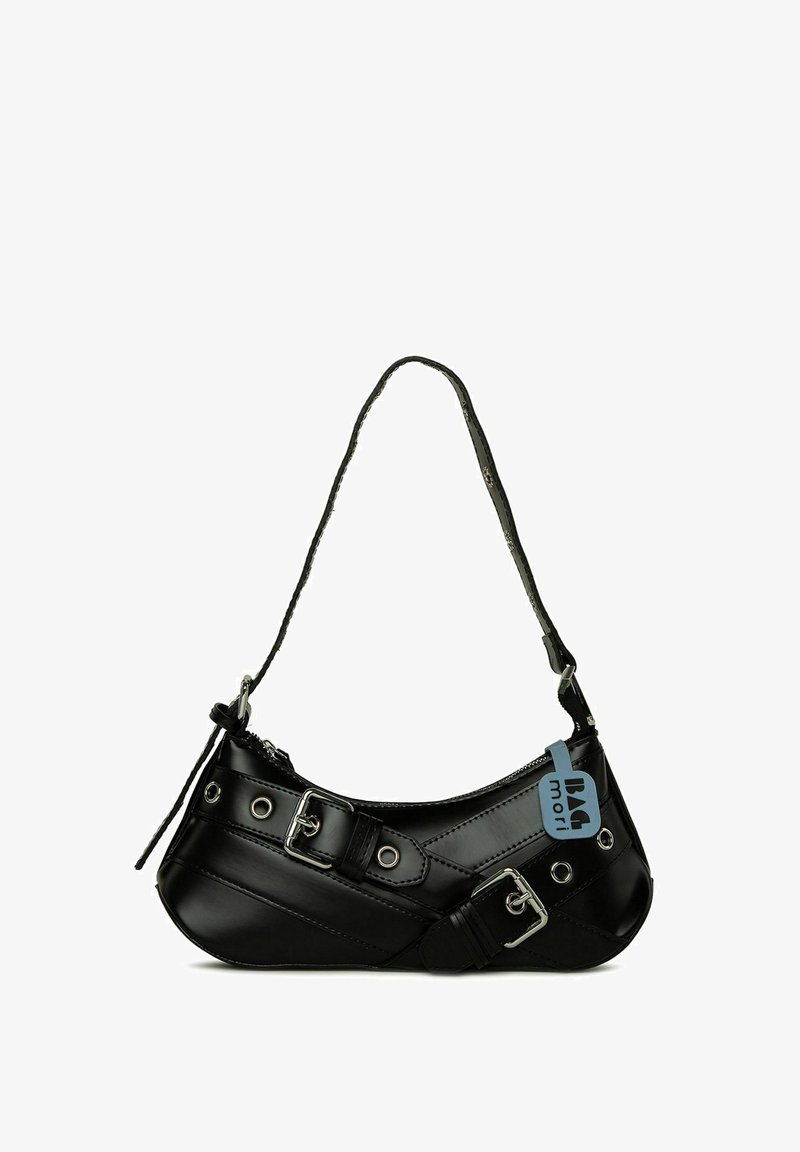 Borsa a tracolla sintetica nera con forma curva, tracolla regolabile e fibbie decorative in metallo. Presenta una texture liscia e lucida.