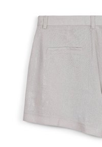 Hellgraue Shorts aus strukturiertem Stoff, mit einer einzigen Gesäßtasche und einem maßgeschneiderten Bund mit Gürtelschlaufen. Sauberes, schlichtes Design.