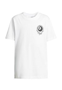 Balta kokvilnas T-kreklā ar īsām piedurknēm un apaļu dekoltē. Uz krūšu daļas ir melna drukāta astotnieka bumbiņas dizains ar pilieniem.